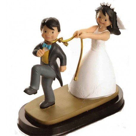Figure cake bride and groom playing
